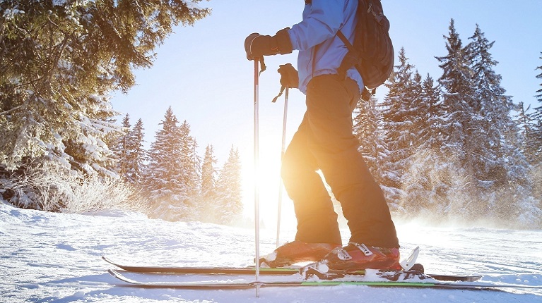 Reisecheckliste für die Skireise: Was sportliche Winterurlauber für sichere  und erholsame Tage auf der Piste brauchen